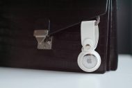 RhinoTech puzdro PU s pútkom pre Apple AirTag, biela – Obrázok 2